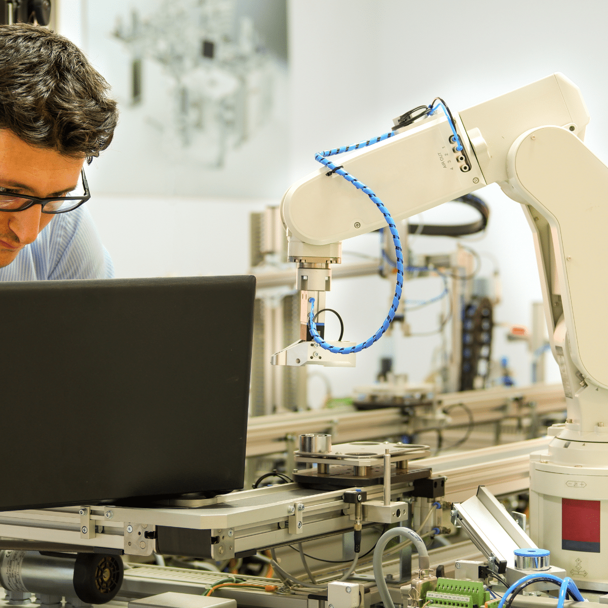 Hochpräzise industrielle Roboterzelle und Montageautomation – B2B Leadgenerierung Automatisierungstechnik Ratiscon