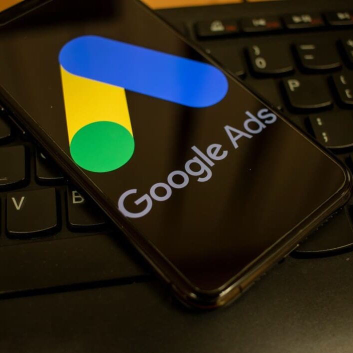 google-ads-iphone-displayed-on-black-on-an-iphone-sitting-on-a-computer-keyboard_t20_xRVgnm B2B Online-B2B Online-Werbung (Ads) für Industrie & Mittelstand: Planbare B2B-Anfragen ohne Budgetverschwendung durch B2C-KlicksWerbung (Ads)